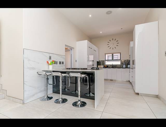 5 BEDROOM HOUSE FOR SALE IN BLUE VALLEY GOLF ESTATE